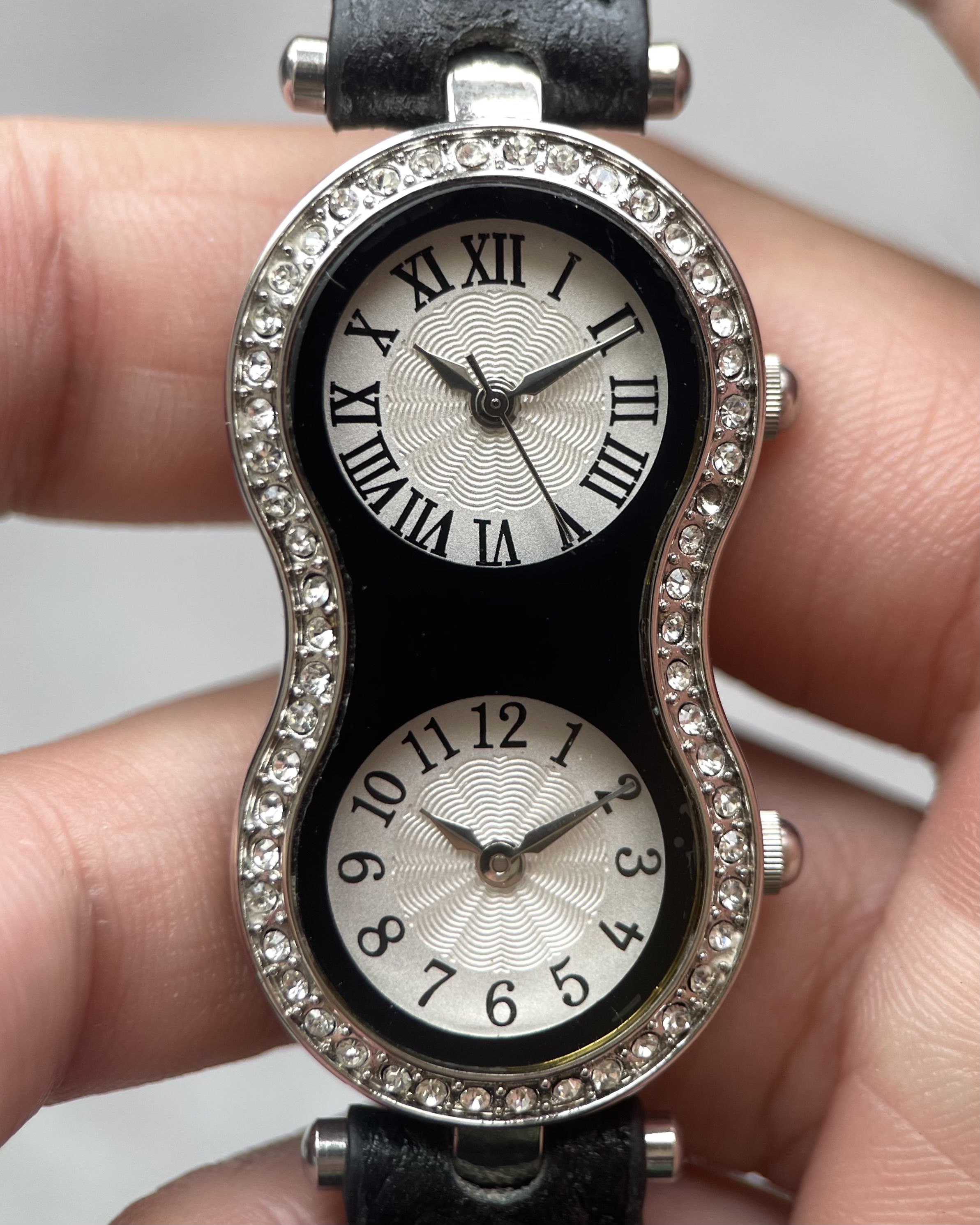 AVON DOUBLE DIAL INFINITY SHAPE VINTAGE QUARTZ WATCH