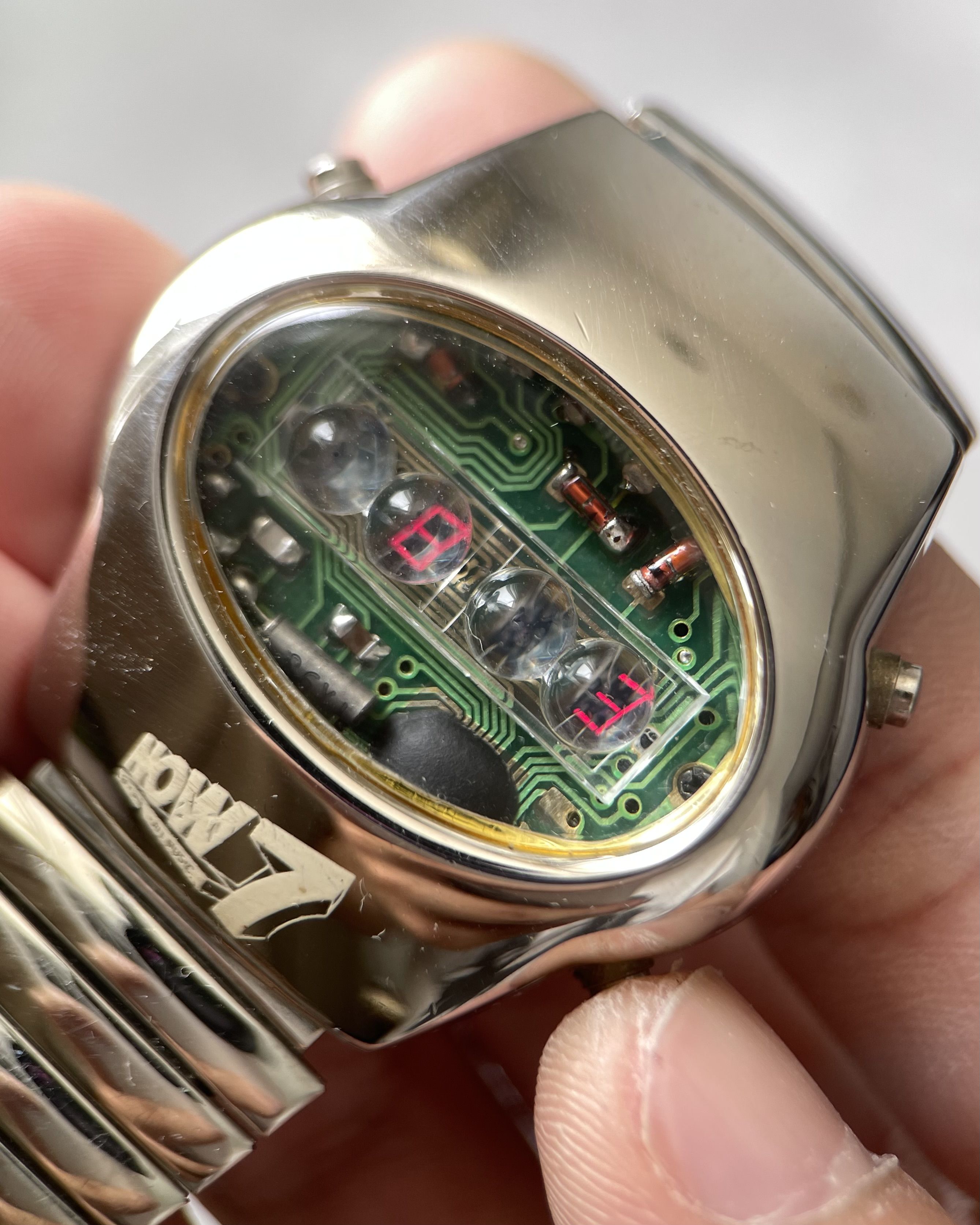 BELAMI HOW7 LED CIRCUIT VINTAGE WATCH | Artizen Store