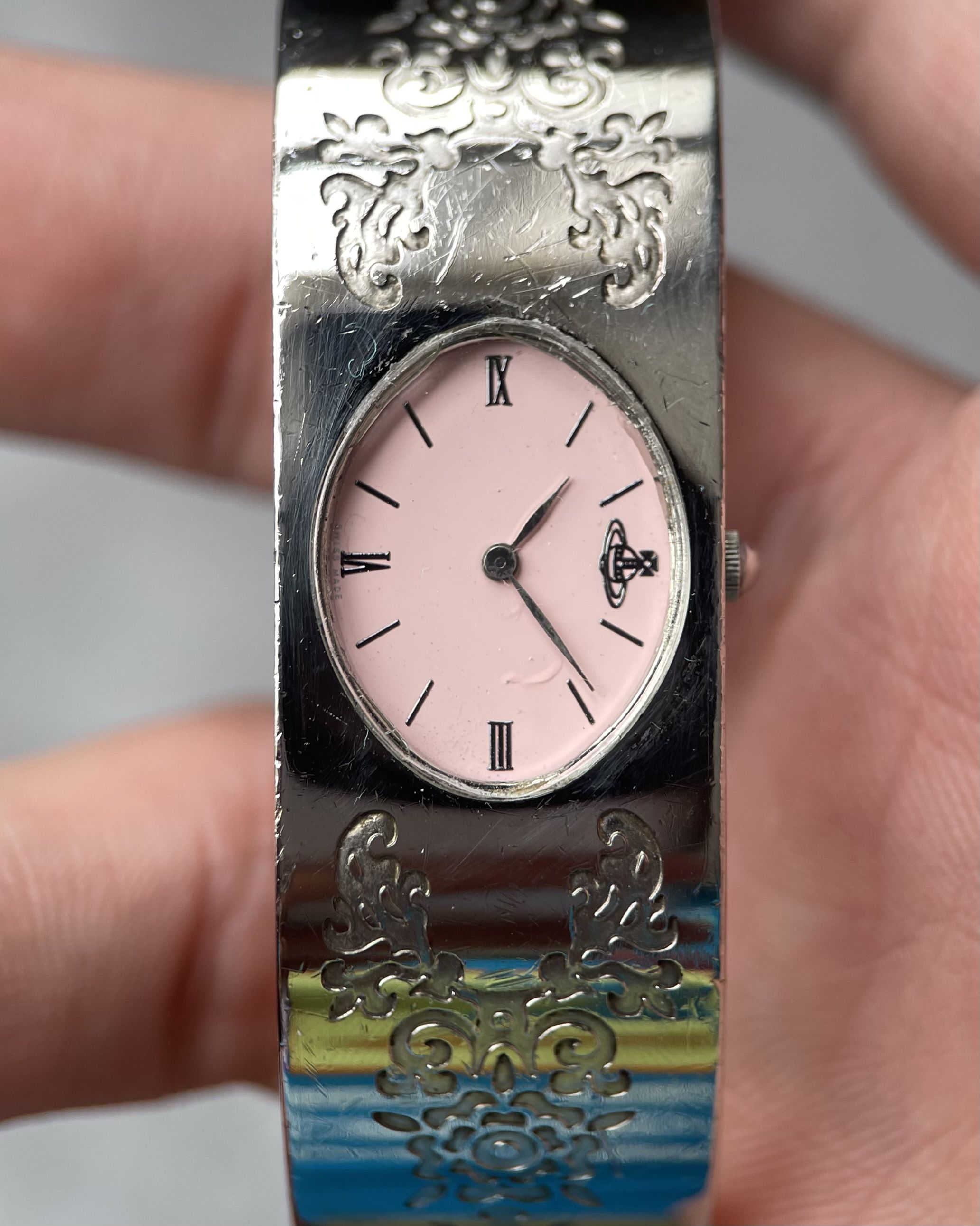 VIVIENNE WESTWOOD ENGRAVED BANGLE VINTAGE QUARTZ WATCH | Artizen Store