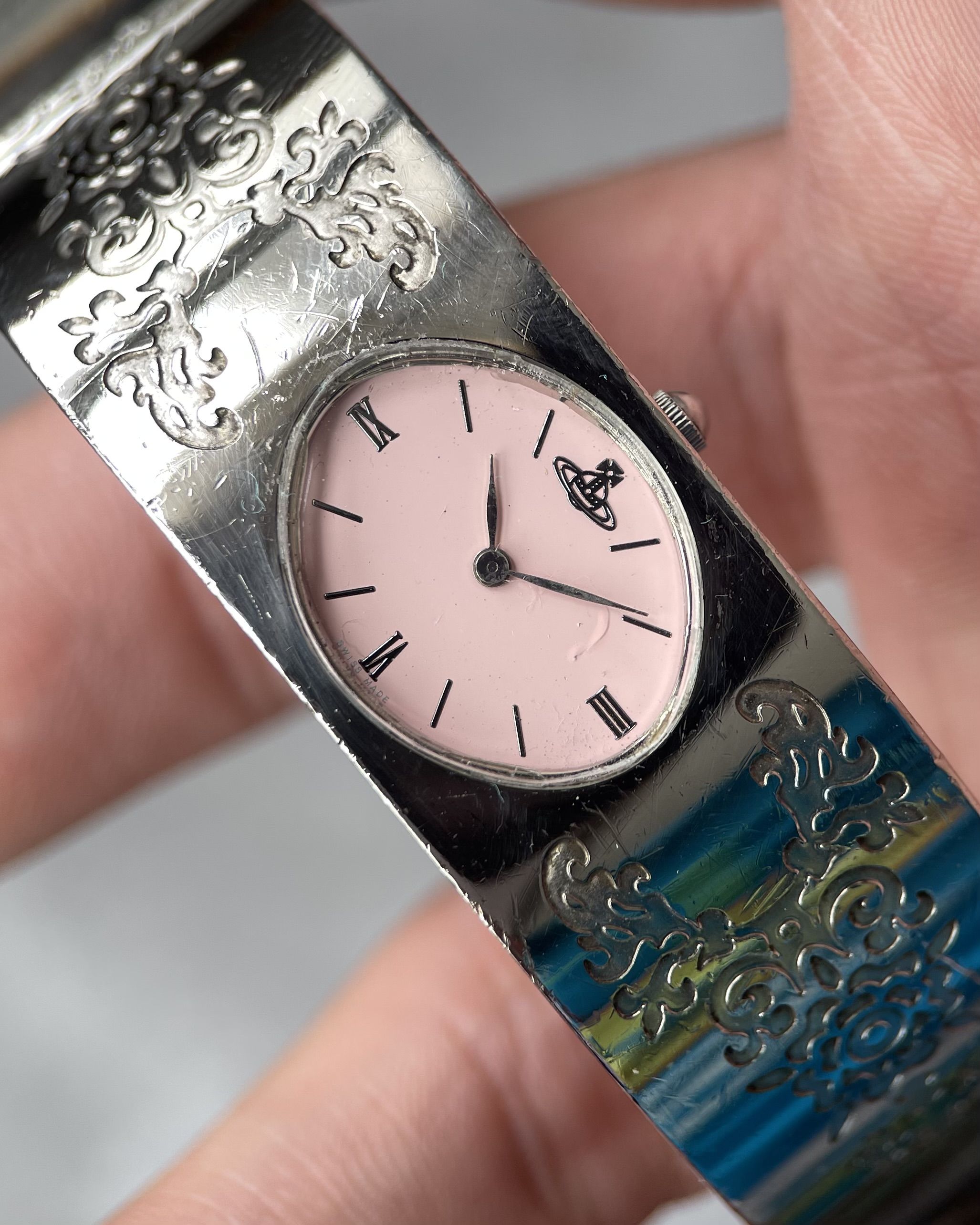 VIVIENNE WESTWOOD ENGRAVED BANGLE VINTAGE QUARTZ WATCH | Artizen Store