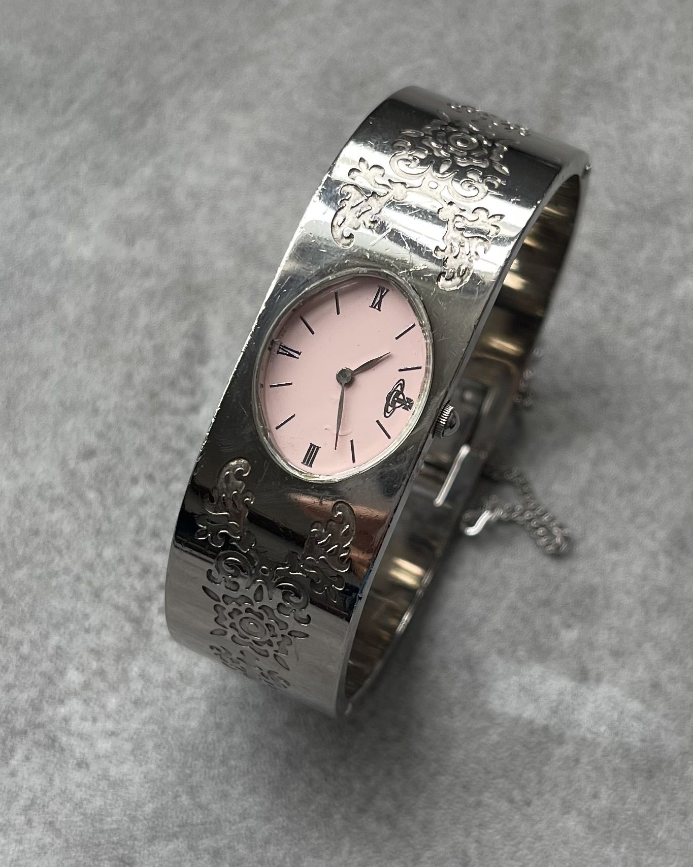 VIVIENNE WESTWOOD ENGRAVED BANGLE VINTAGE QUARTZ WATCH | Artizen Store