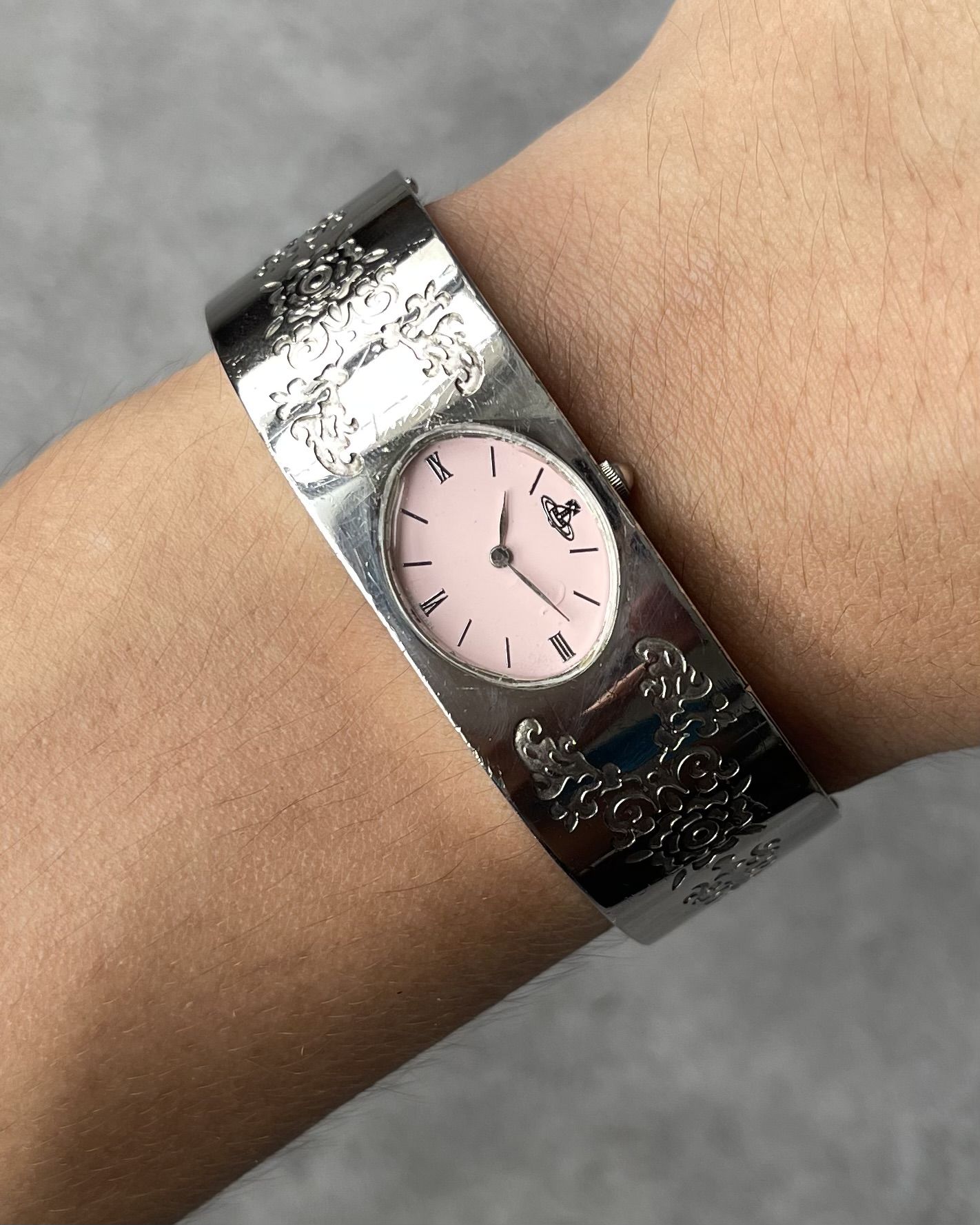 VIVIENNE WESTWOOD ENGRAVED BANGLE VINTAGE QUARTZ WATCH | Artizen Store