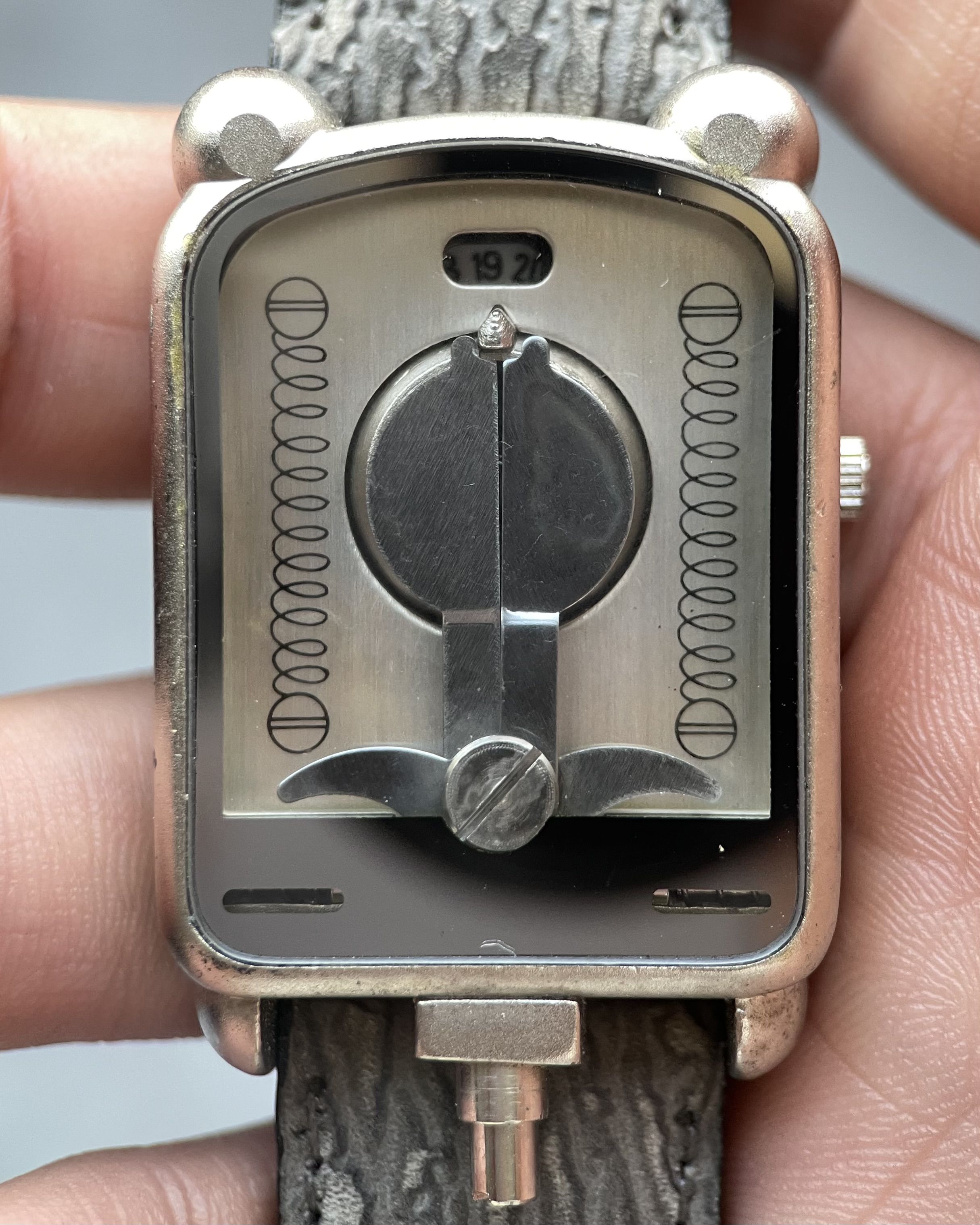 HIDDEN MECHANISM VINTAGE QUARTZ WATCH