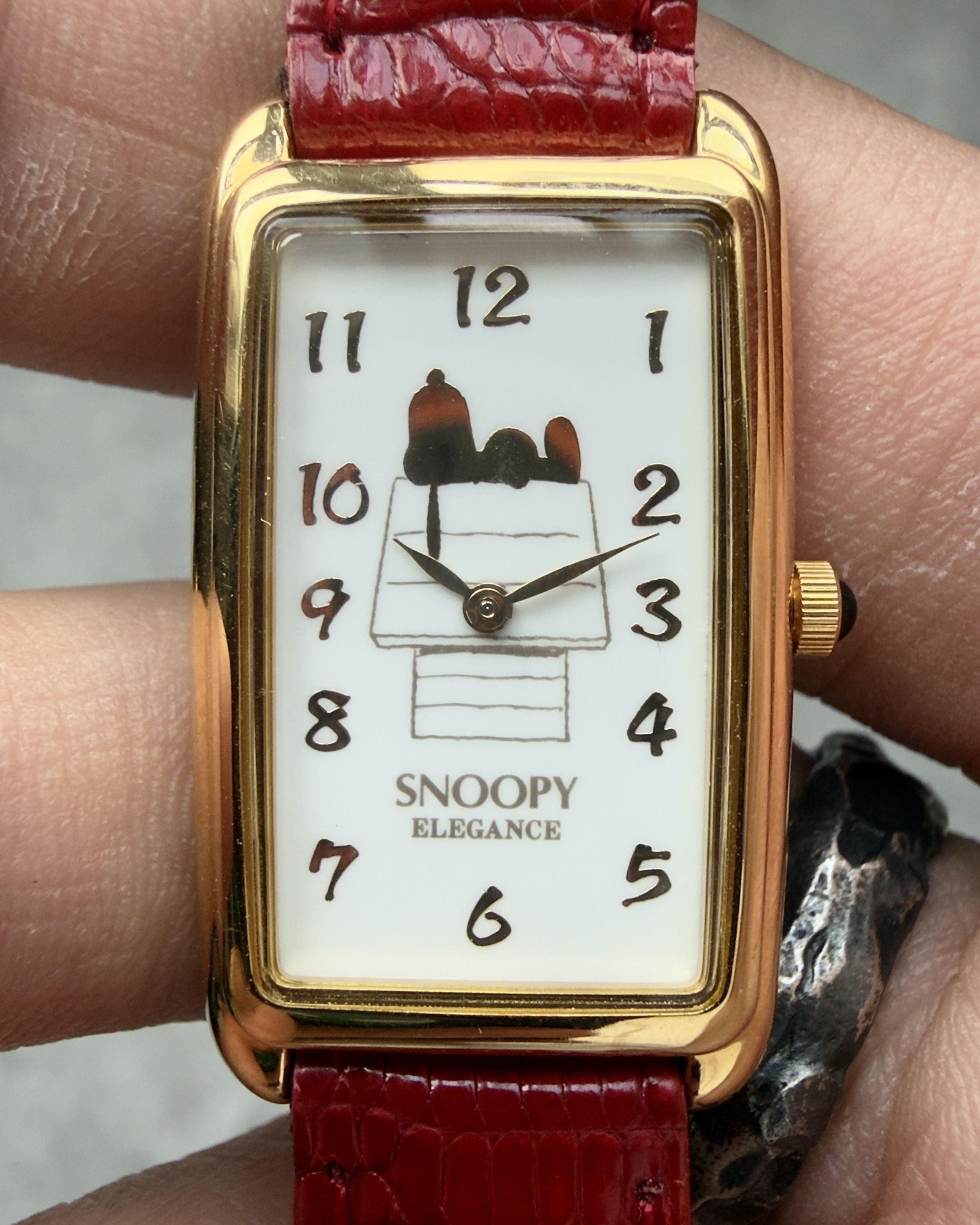 SNOOPY ELEGANCE DOGHOUSE VINTAGE QUARTZ WATCH