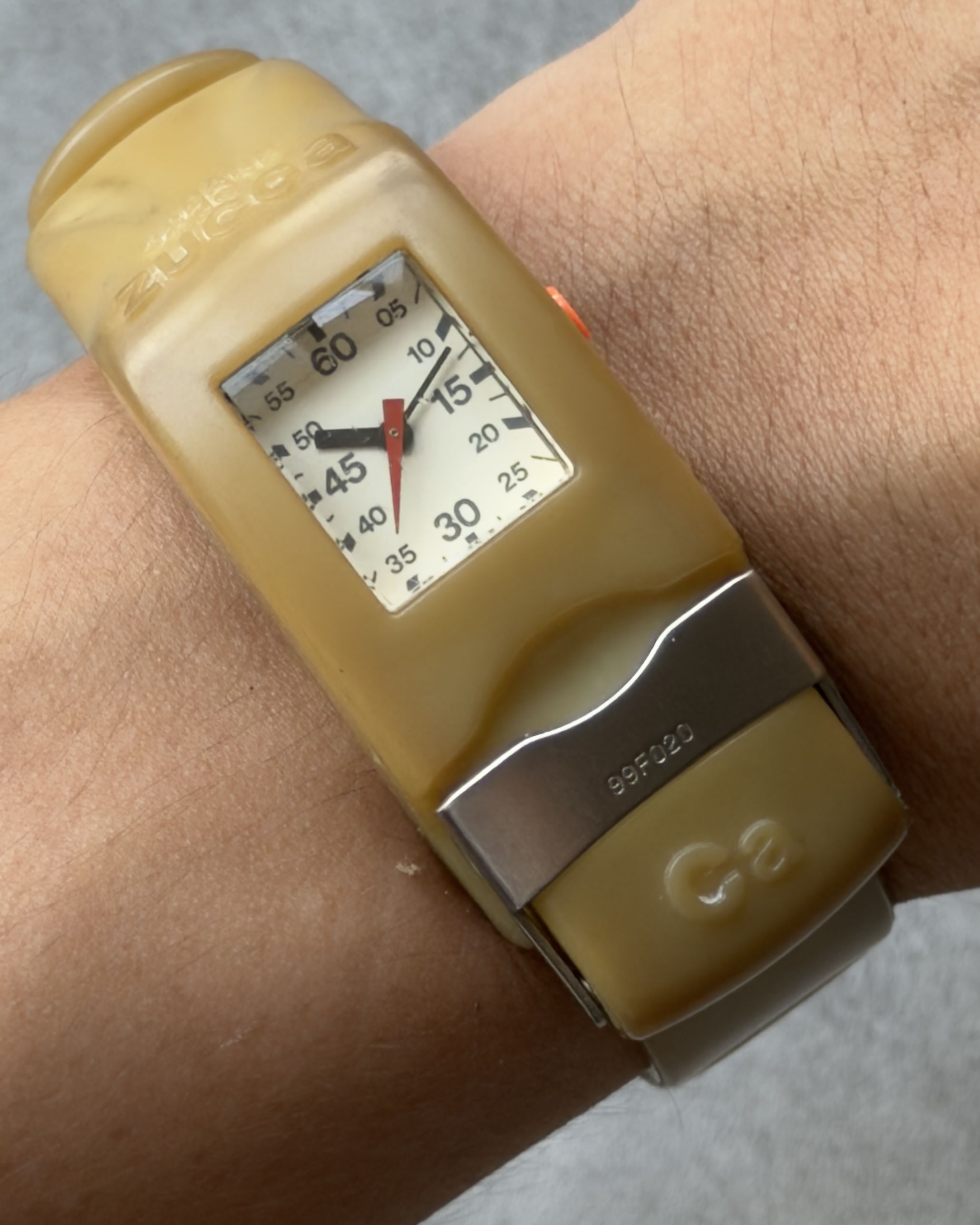 CABANE DE ZUCCA DOGGY GUM VINTAGE QUARTZ WATCH | Artizen Store