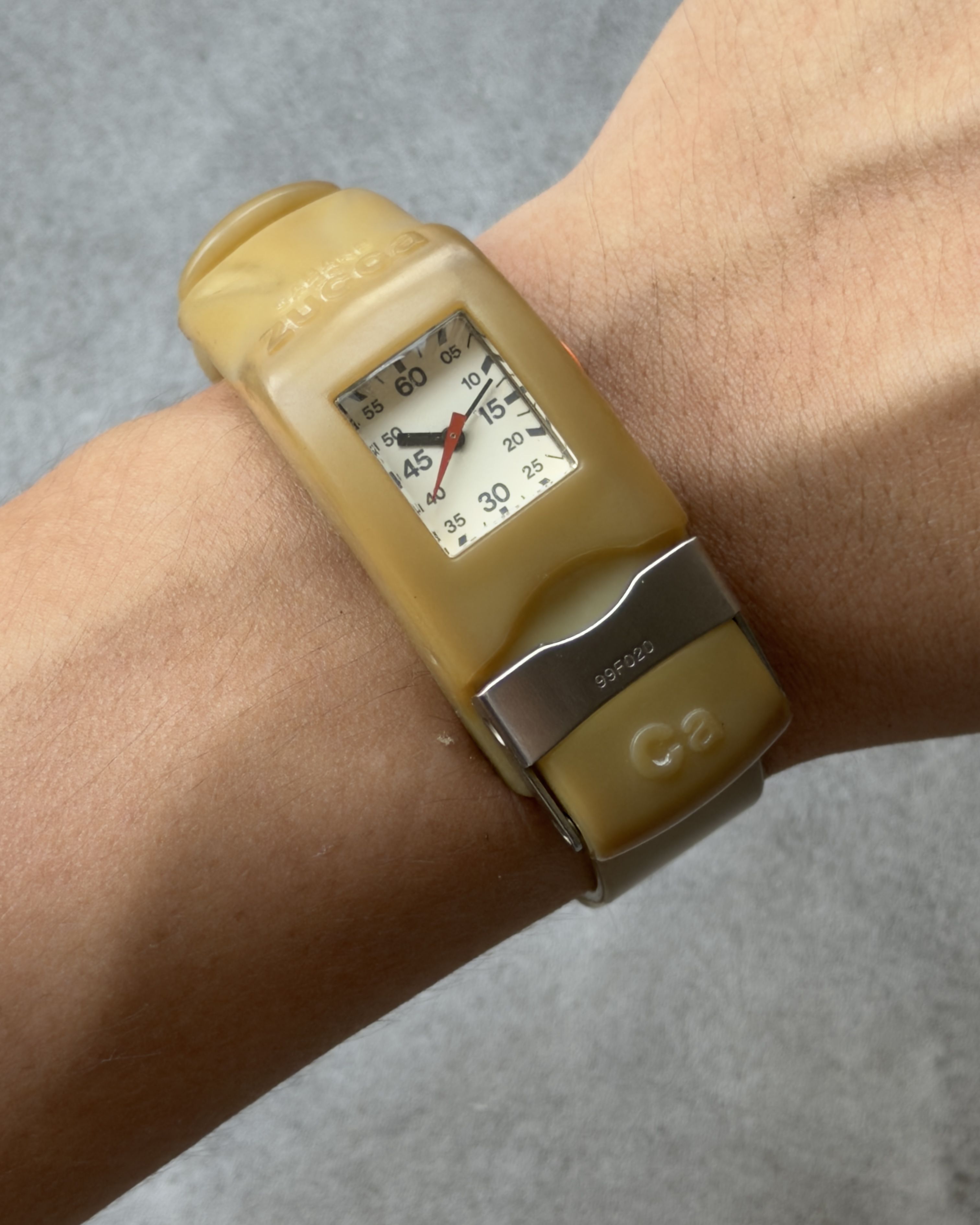 CABANE DE ZUCCA DOGGY GUM VINTAGE QUARTZ WATCH | Artizen Store
