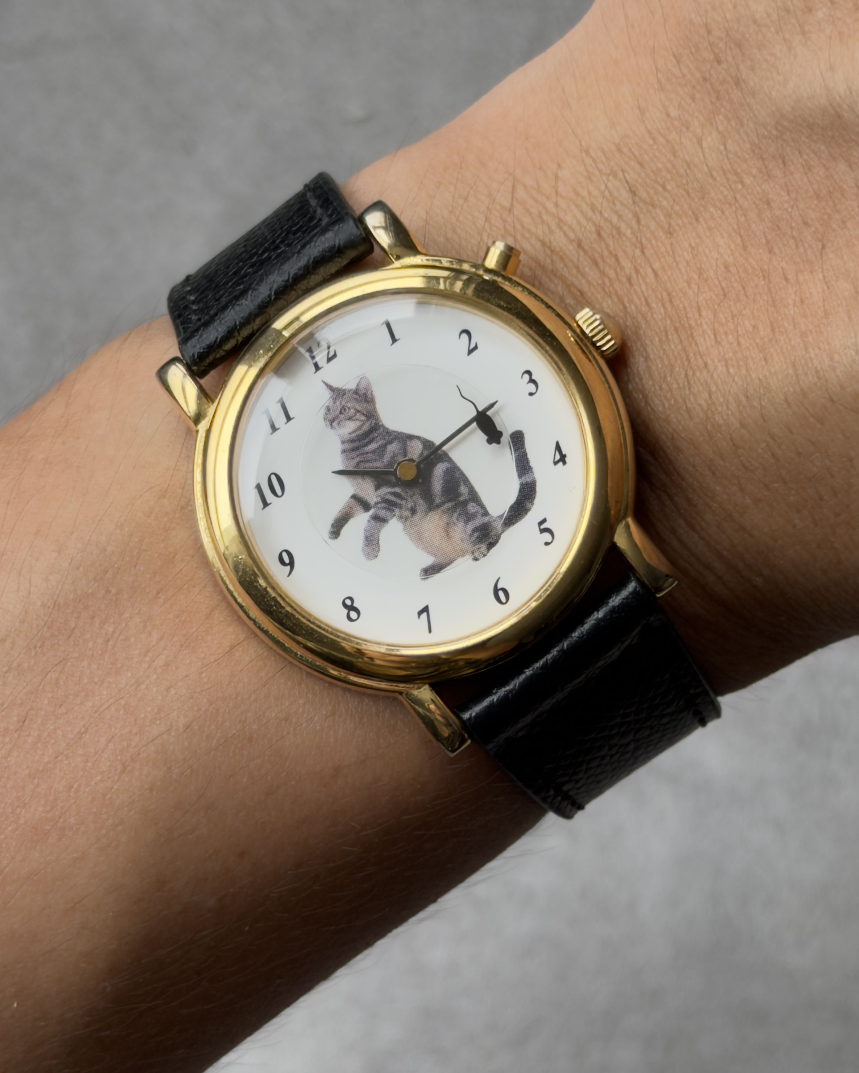 YHC PLAYFUL CAT CHASING MOUSE VINTAGE QUARTZ WATCH | Artizen Store