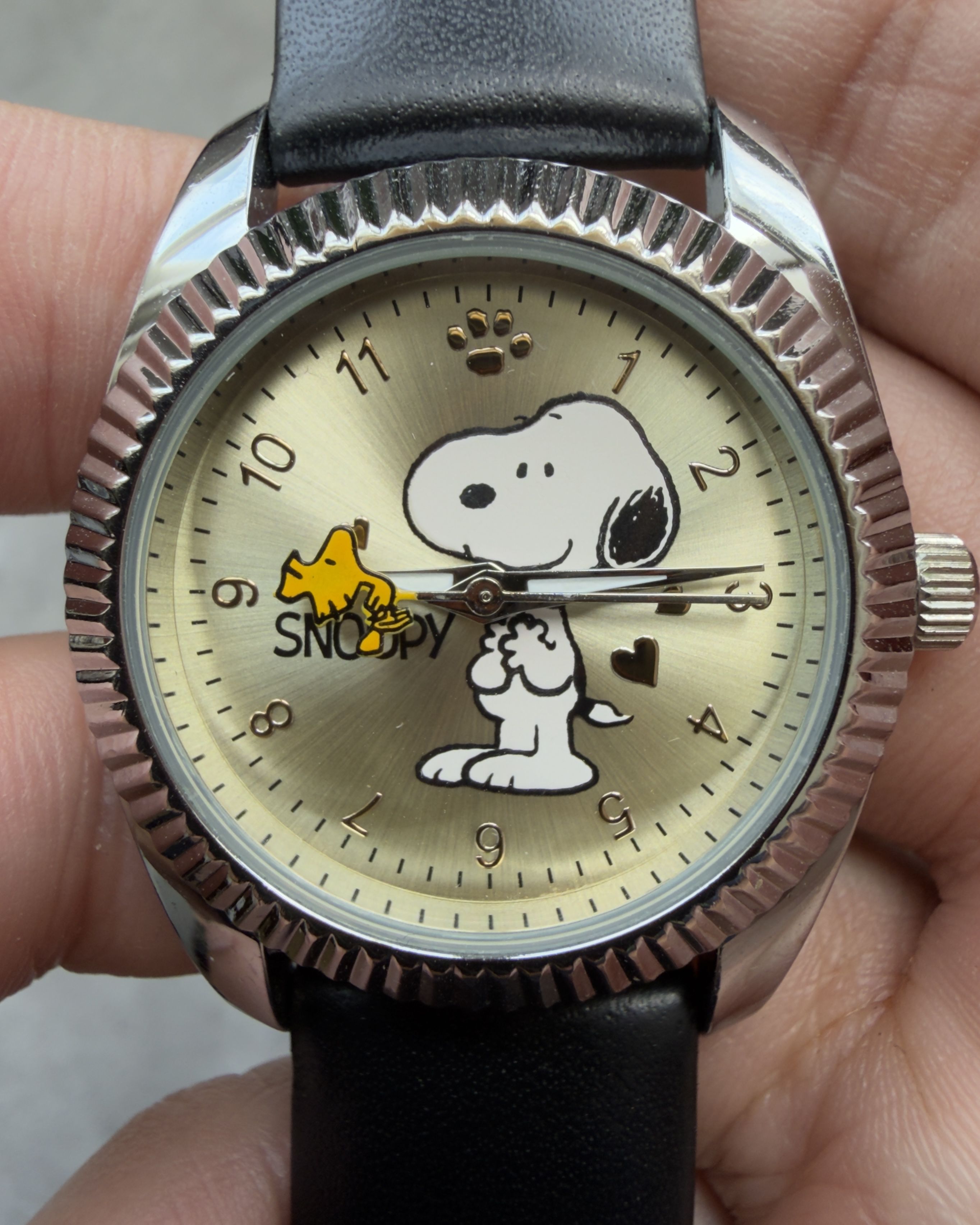 SNOOPY FLUTED BEZEL QUARTZ WATCH 