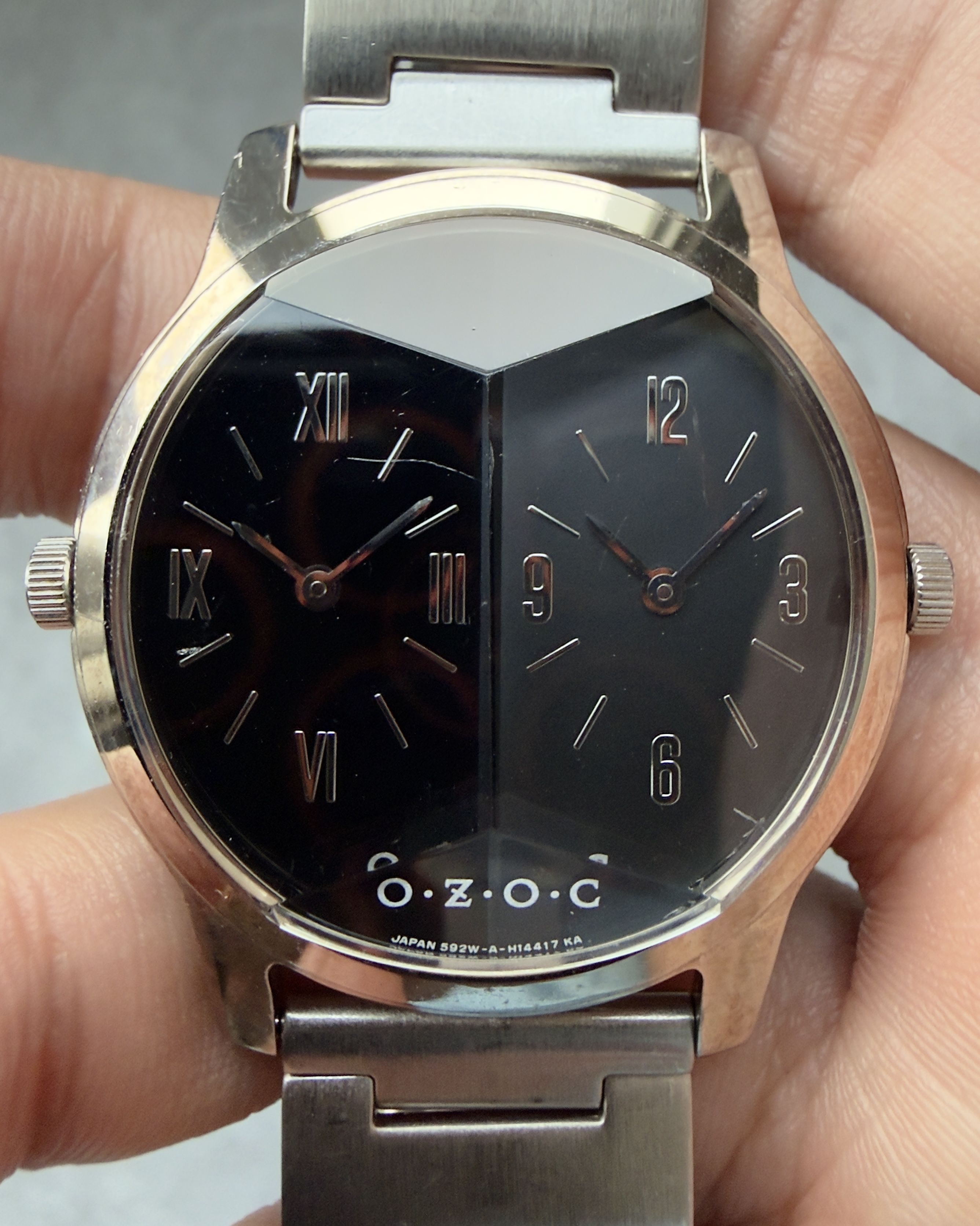 OZOC DUAL DIAL SYMMETRICAL DESIGN VINTAGE QUARTZ WATCH