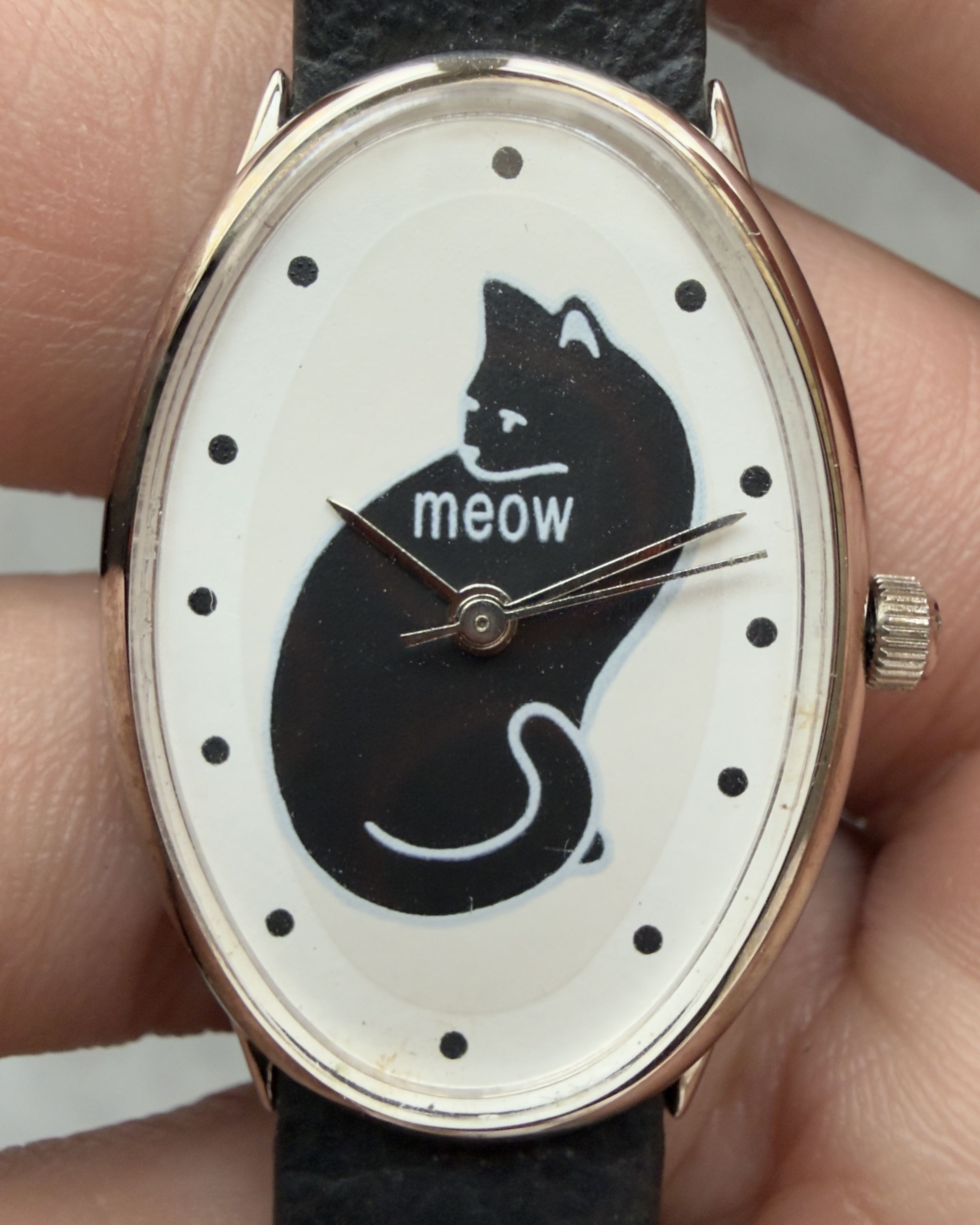 MEOW CAT SILHOUETTE OVAL DIAL VINTAGE QUARTZ WATCH