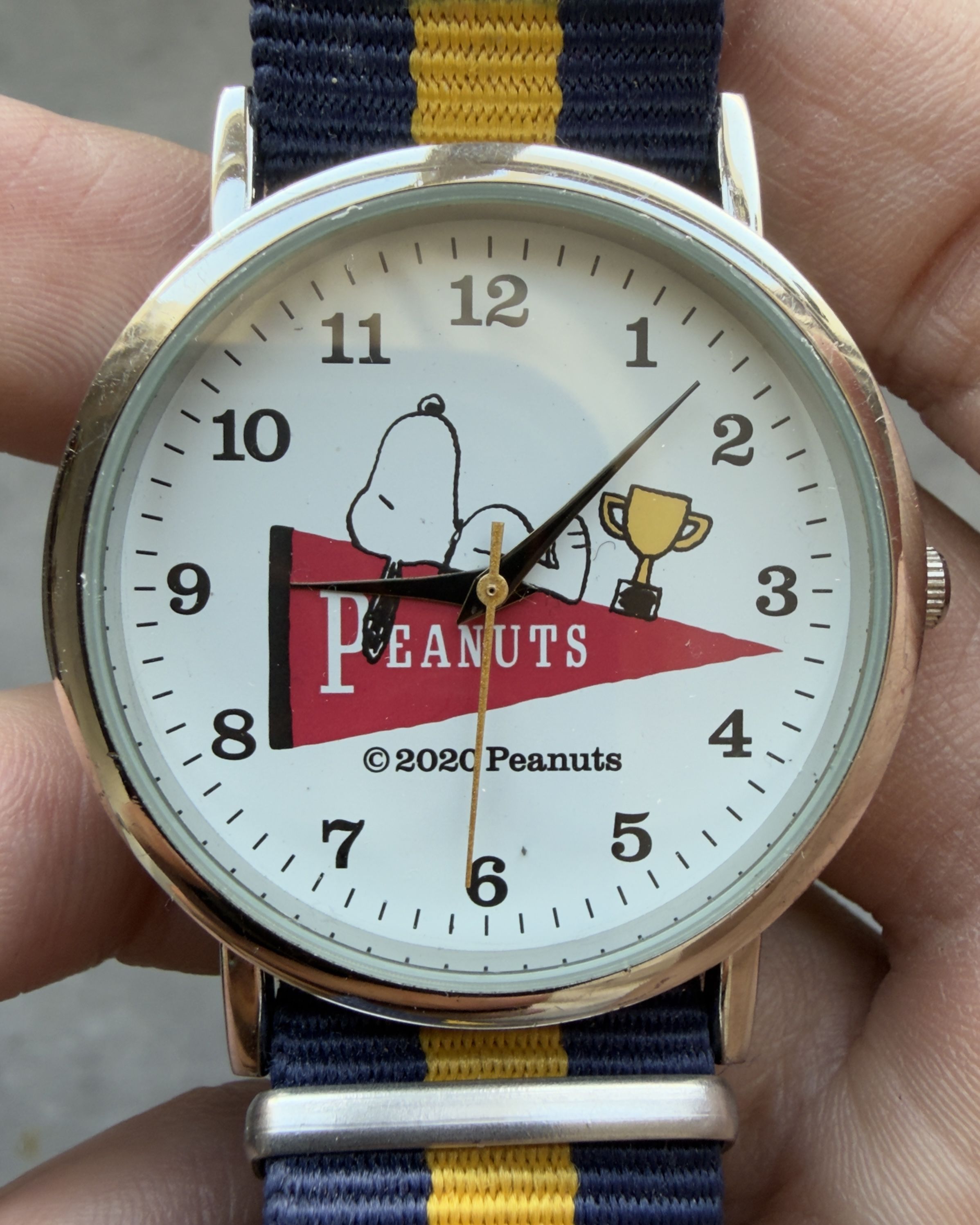 SNOOPY PEANUTS PENNANT FLAG VINTAGE QUARTZ WATCH