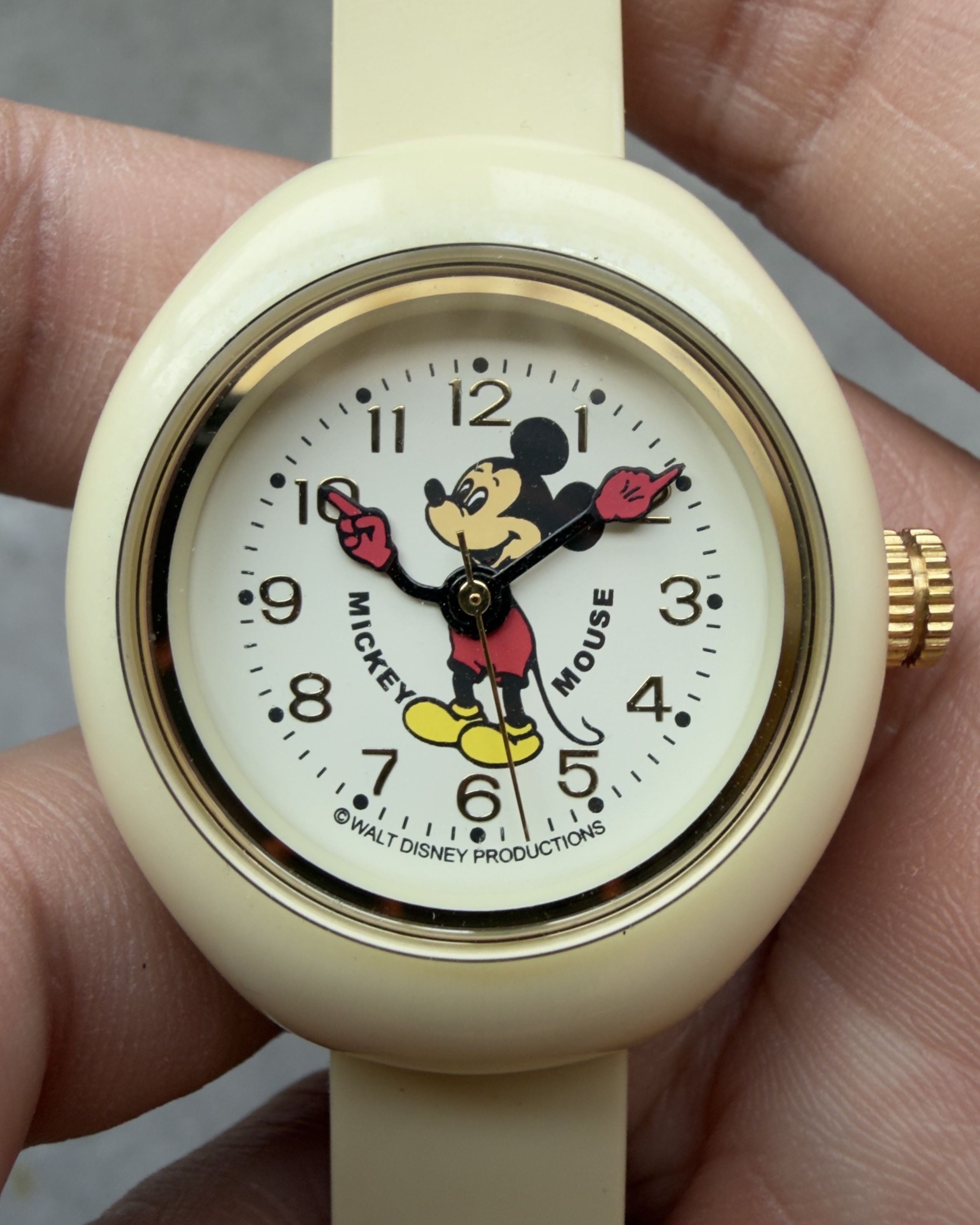 MICKEY POINTING TIME WHITE CASE VINTAGE QUARTZ WATCH