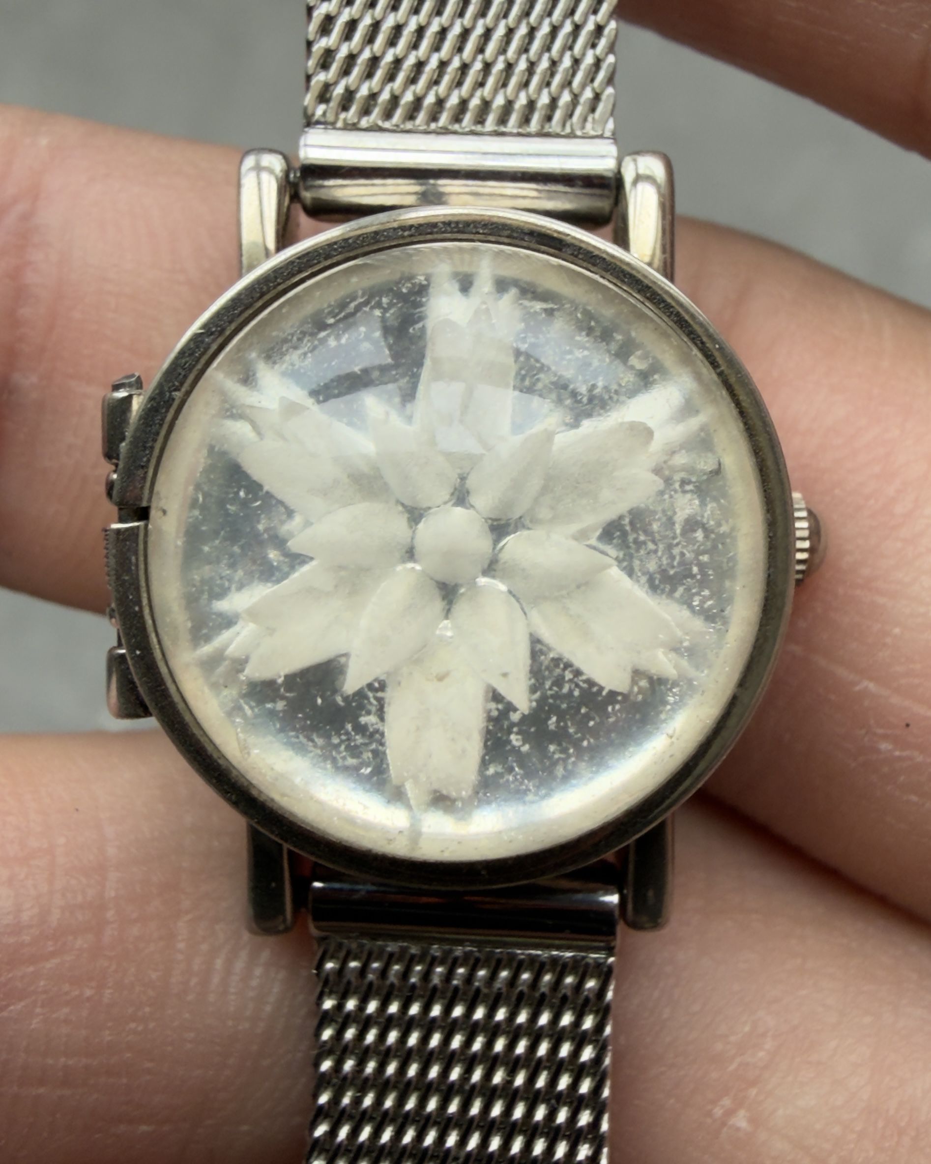 ICE FLOWER SECRET DIAL VINTAGE QUARTZ WATCH