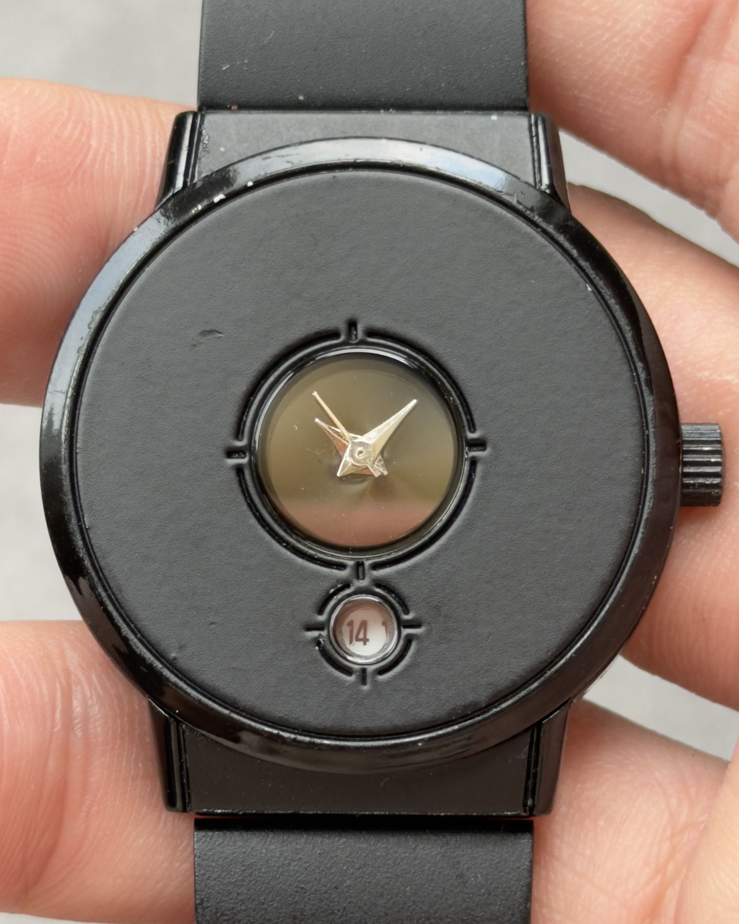 MATTE BLACK CIRCULAR DATE QUARTZ VINTAGE WATCH