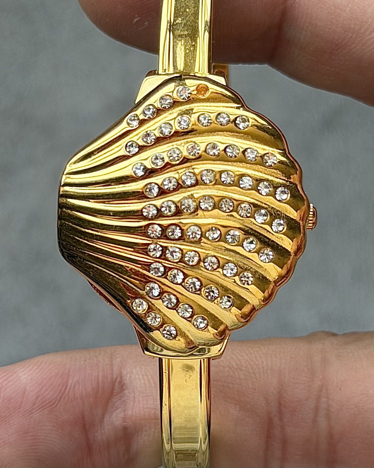 JEZEBEL SEASHELL VINTAGE QUARTZ WATCH 