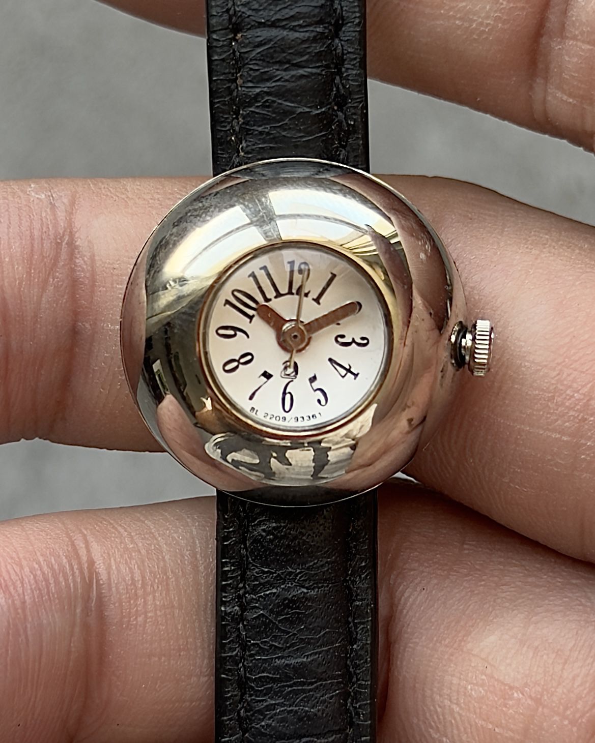 UNDIFINED MODERNIST ROUND SCULPTURAL VINTAGE QUARTZ WATCH 