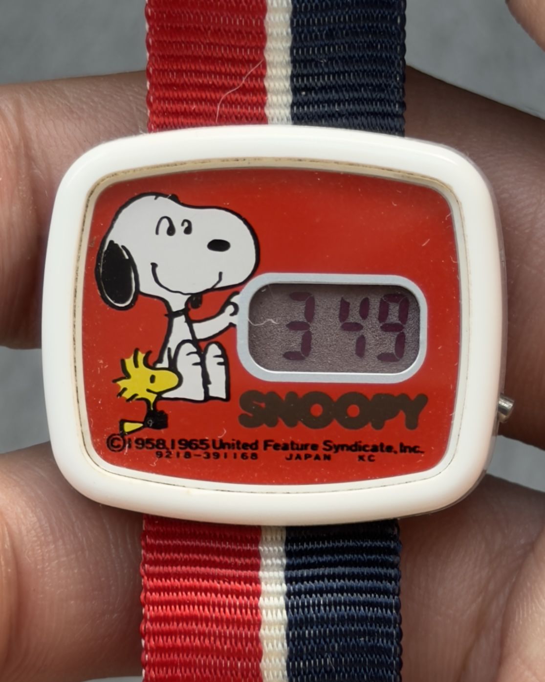 SNOOPY RED LCD JAPAN VINTAGE WATCH