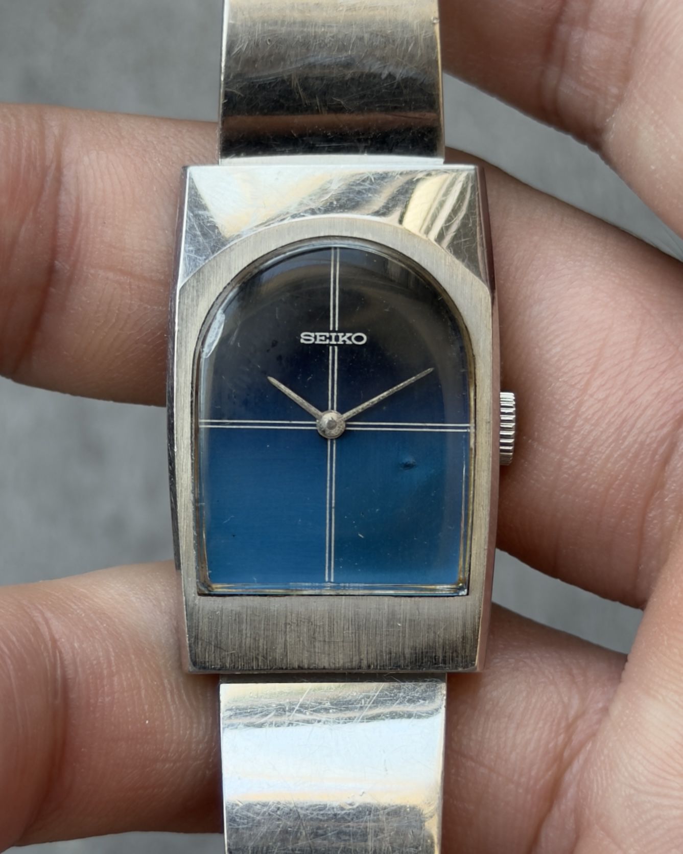 SEIKO BLUE GRADIENT MODERNIST MANUAL WINDING VINTAGE WATCH 