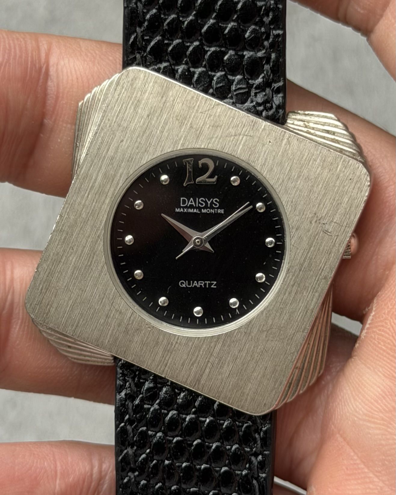 DAISYS GEOMETRIC SQUARE CASE VINTAGE QUARTZ WATCH