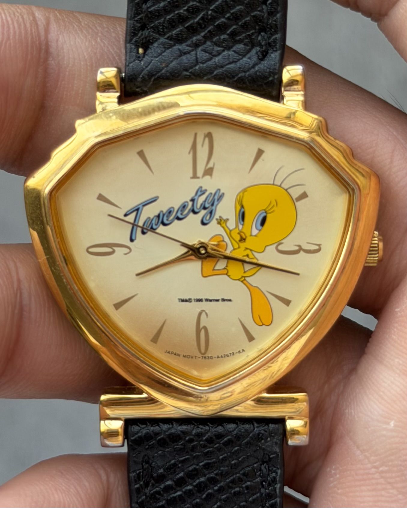 TWEETY LOONEY TUNES SHIELD VINTAGE QUARTZ WATCH