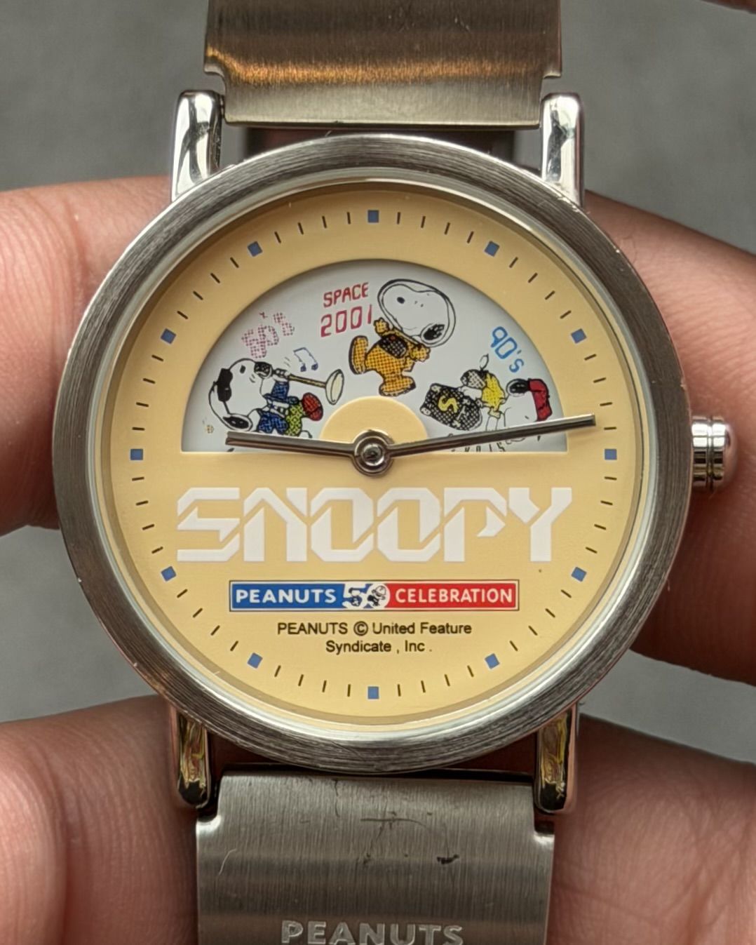 PEANUTS SNOOPY OVER THE YEARS VINTAGE QUARTZ WATCH 