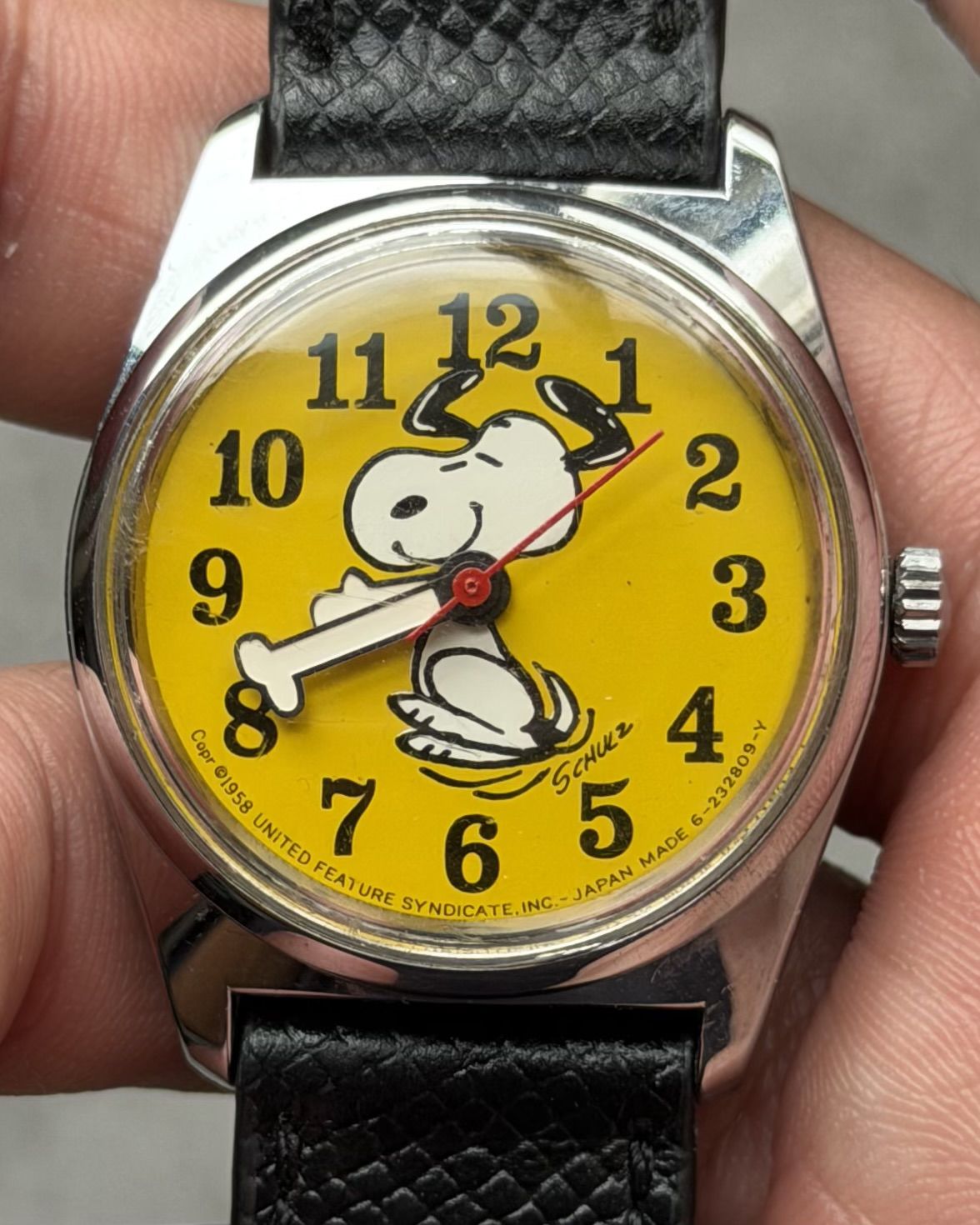 SNOOPY BONE HAND YELLOW MANUAL WINDING VINTAGE WATCH 
