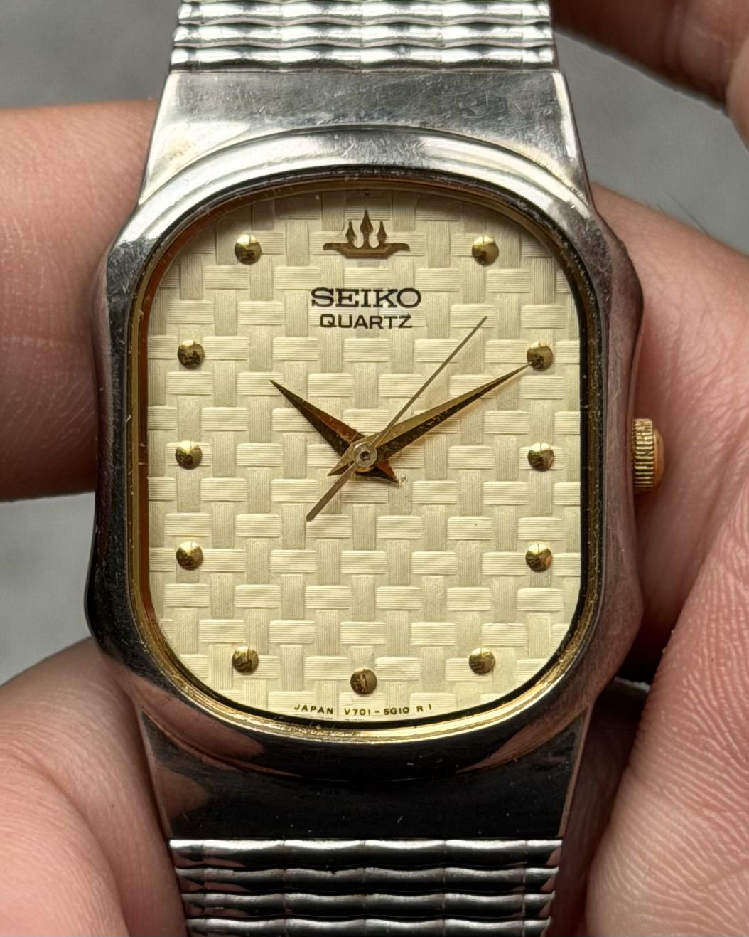 SEIKO WOVEN TEXTURE DIAL VINTAGE QUARTZ WATCH 