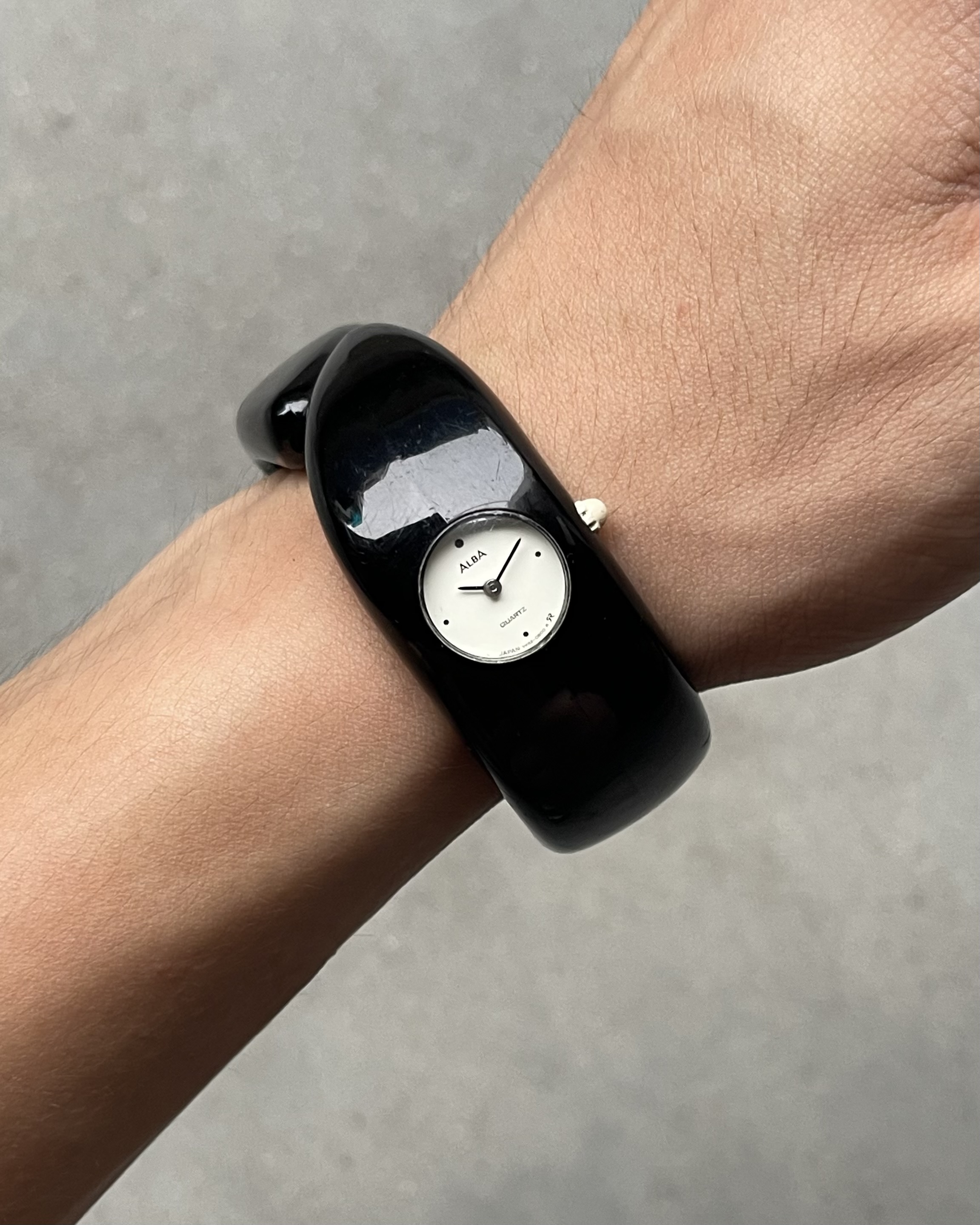 SEIKO ALBA PLASTIC CLAMPER VINTAGE QUARTZ WATCH | Artizen Store