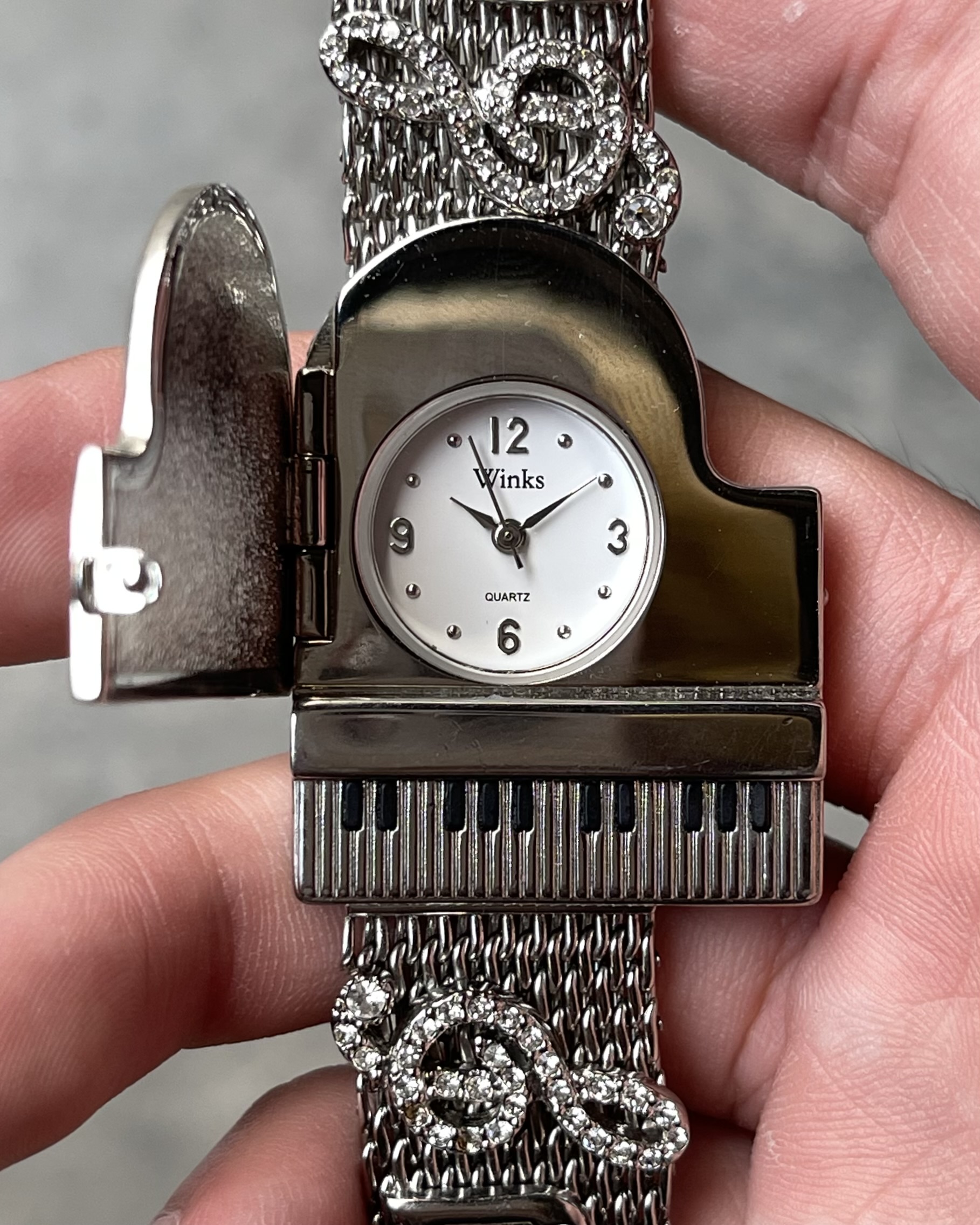 WINKS PIANO VINTAGE QUARTZ WATCH 