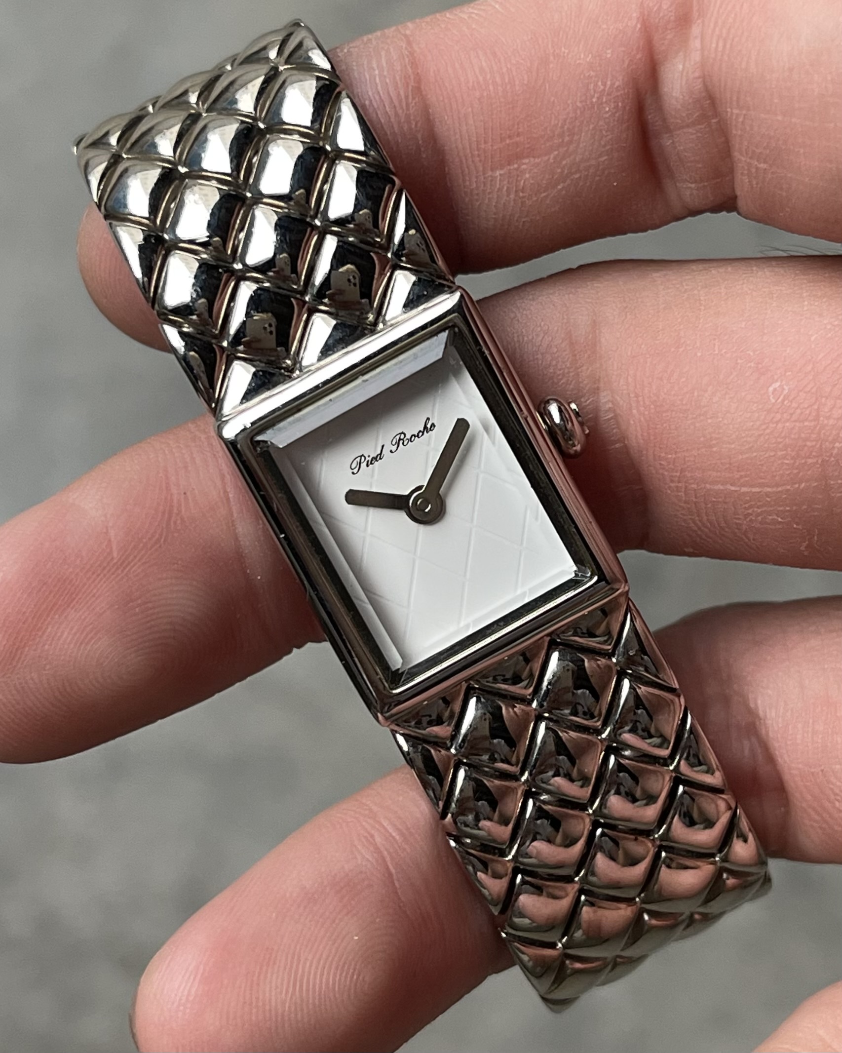 PIED ROCHE QUILTED STRAP VINTAGE QUARTZ WATCH 