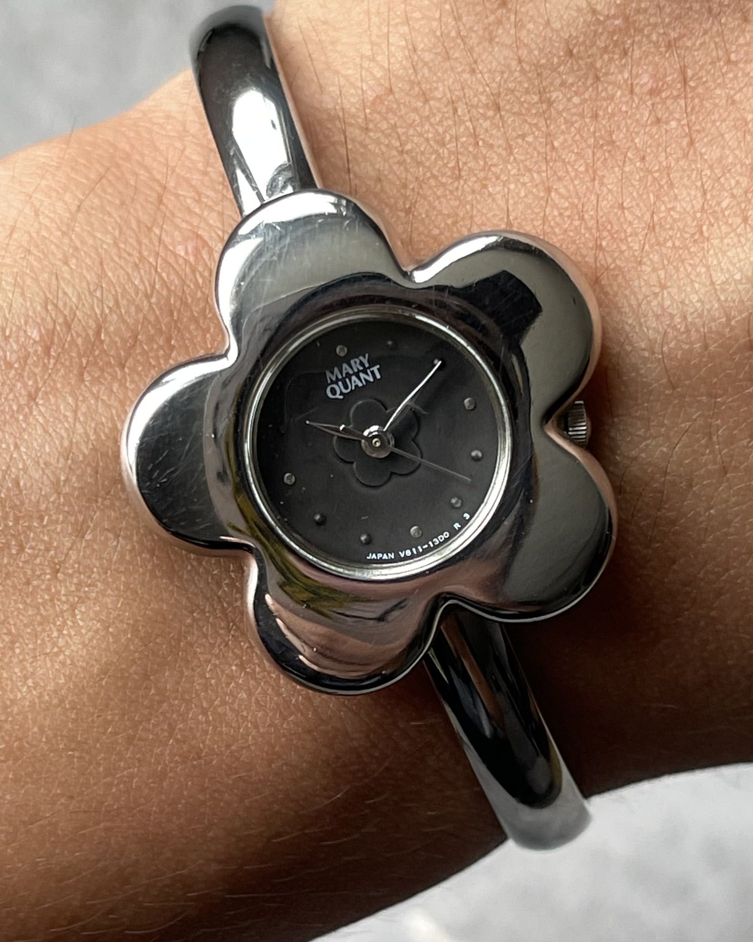 MARY QUANT BLACK FLOWER-SHAPED VINTAGE QUARTZ WATCH