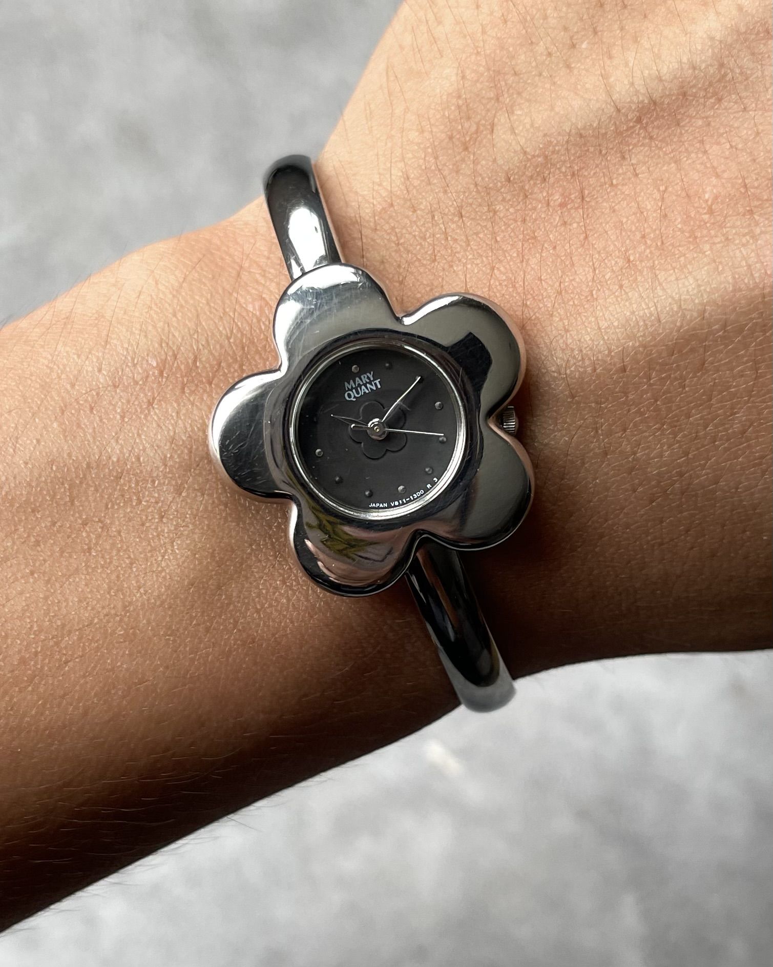 MARY QUANTGジャン MARY QUANT BLACK FLOWER-SHAPED VINTAGE QUARTZ WATCH