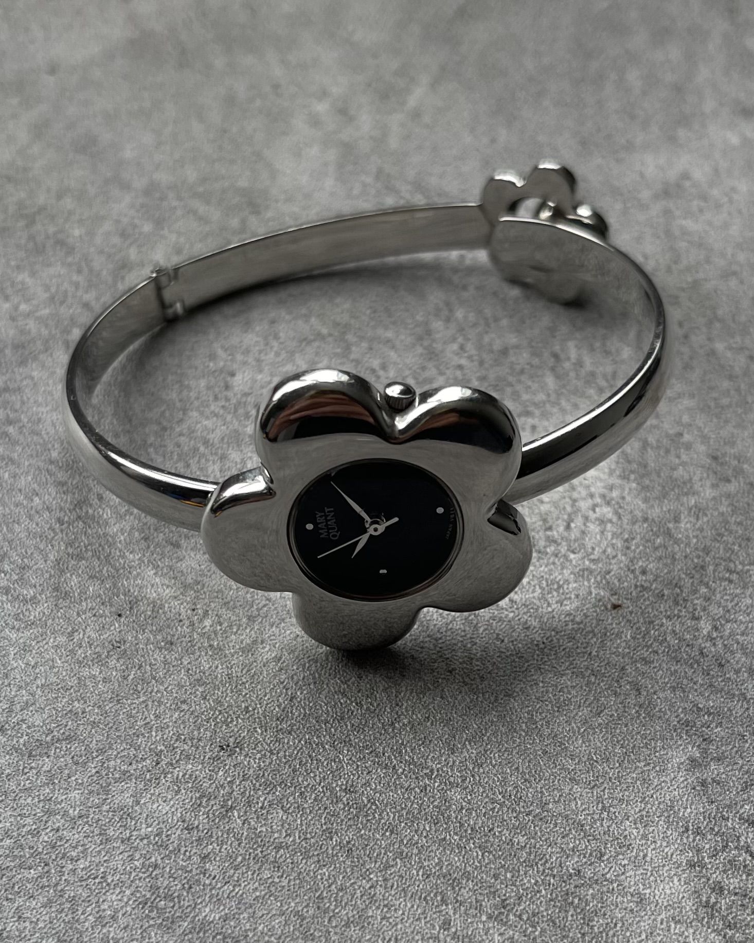 MARY QUANT BLACK FLOWER-SHAPED VINTAGE QUARTZ WATCH