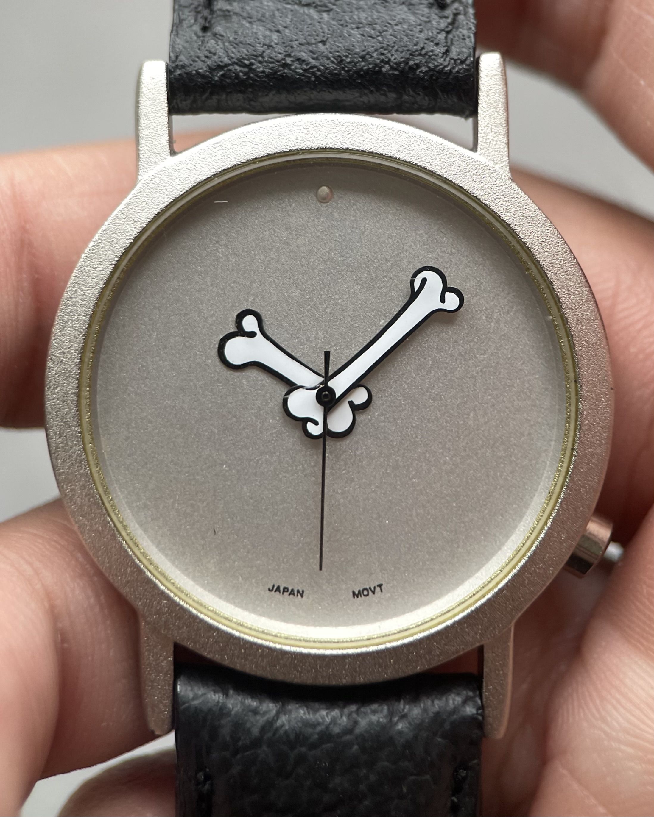 NO BRAND BONES CROSSHANDS VINTAGE QUARTZ WATCH
